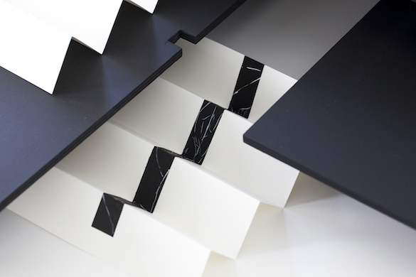 Falke Pisano, Lire le monde avec les mathématiques (détail), 2015. Métal, bois, peinture, 175 x 230 x 70 cm ; panneau mural avec texte, 43 x 28 cm. Vue de l'exposition à la synagogue de Delme, 2016 © Photo : O.H. Dancy.
