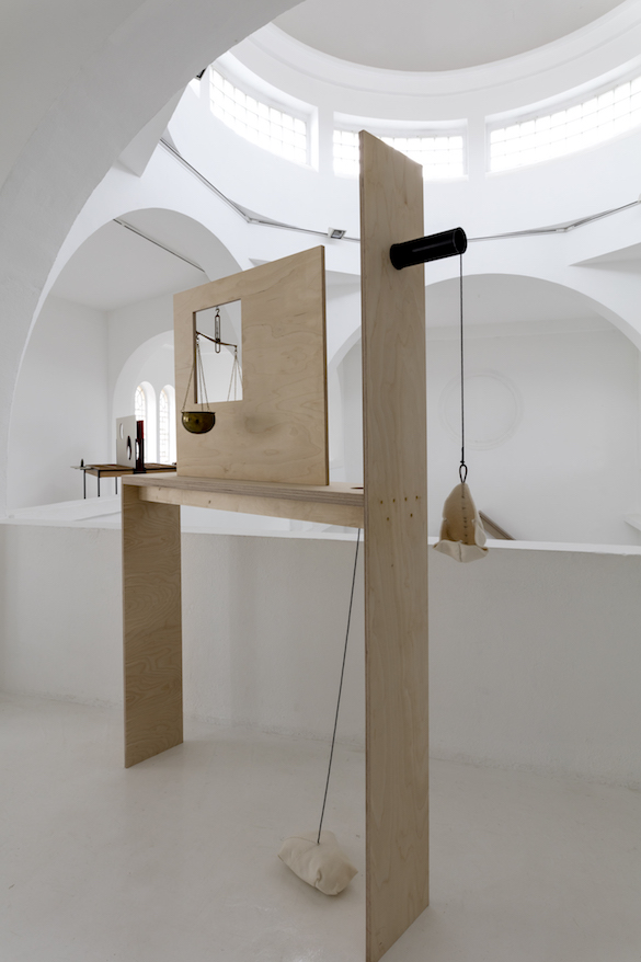 Falke Pisano, Négociations autour d’un échange, 2015. Métal, bois, céramiques, feutre, 172 x 138 x 155 cm ; bois, feutre, plastique, corde, balance, 160 x 220 x 28 cm ; panneau mural avec texte, 43 x 28 cm. Vue de l'exposition à la synagogue de Delme, 2016 © Photo : O.H. Dancy.