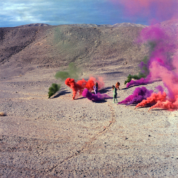 Judy Chicago Smoke Bodies, 1972. Feux d’artifice, CA. © Judy Chicago. Photo courtesy : Through the Flower archives.