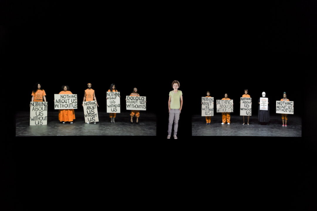 L’attribut alt de cette image est vide, son nom de fichier est Candice-Breitz-TLDR-2017.-Installation-videI_o-aI_-13-canaux.-Commande-B3-Biennial-of-the-Moving-Image-Frankfurt-courtesy-Goodman-Gallery-London-et-KOW-Berlin_04-1080x720.jpeg.